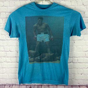 Ali Men's Blue Short Sleeve and Crewneck Graph Tee. Size: Large